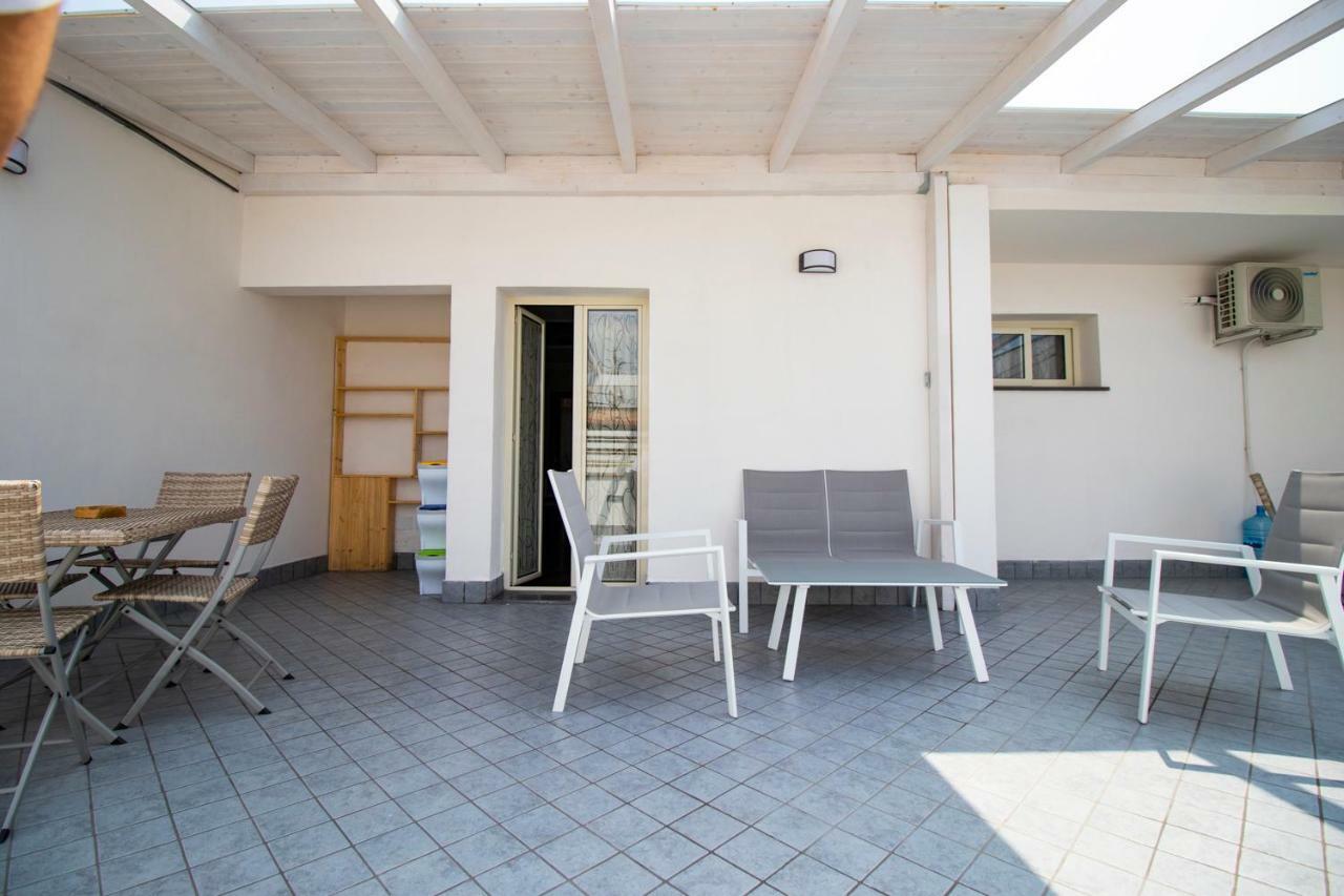 Sky-terrace In Central Station, 3 Bedrooms Apartment Naples